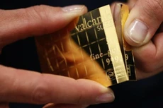 Đồng USD mạnh tiếp tục gây áp lực lên giá vàng