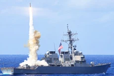 Tàu chiến Mỹ phóng tên lửa SM-6 diệt tên lửa địch. Ảnh: US Navy