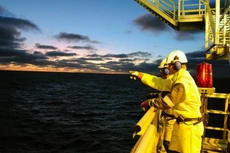 Thông tin từ về nguồn cung dầu hiện cũng không hỗ trợ cho giá dầu - Ảnh: Tujob.