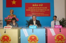 Cử tri TP.HCM bỏ phiếu tại điểm bầu cử khu vực bỏ phiếu số 41, phường 6, quận 3, TP.HCM. (Ảnh: Quang Nhựt/TTXVN)