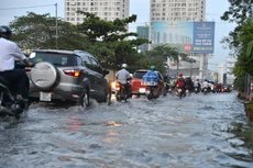 Tình trạng ngập lụt do triều cưởng đang phá hủy hạ tầng giao thông ở TP.HCM. Ảnh: Quang Tuấn