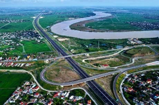 Nhu cầu đầu tư hạ tầng tiếp tục gây áp lực lên ngân sách. Ảnh: Trần Sơn