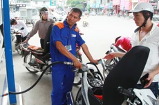 Mua bán xăng tại một cửa hàng trên đường Nguyễn Lương Bằng. Ảnh: Phạm Hùng