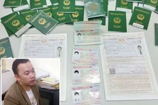 Bị can Huy và những giấy tờ giả mạo để lừa đảo người lao động.