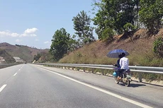 Xe máy vô tư đi lại trên cao tốc bất chấp các nỗ lực cấm đoán của cơ quan quản lý.