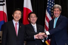Từ trái qua, Ngoại trưởng Hàn QuốcYun Byung-se, Ngoại trưởng Nhật BảnFumio Kishida và Ngoại trưởng Mỹ John Kerry hôm qua gặp mặt tại New York, Mỹ. Ảnh:Reuters