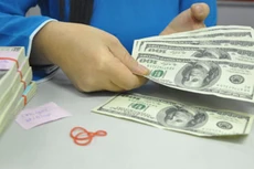 Giá USD giảm do tác động của việc áp dụng cơ chế điều hành tỷ giá mới. Ảnh:Lệ Chi.