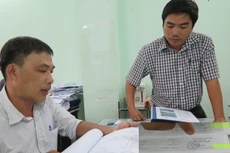 Ông Nguyễn Hoàng Hà, Phó Giám đốc Khu quản lý đường thủy nội địa thuộc Sở GTVT TP.HCM chỉ rõ những yêu cầu về phương pháp luận của các gói thầu mà đơn vị này mời thầu. Ảnh: Văn Huyền