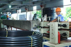 Doanh nghiệp nhỏ và vừa khó tiếp cận vốn ngân hàng do yêu cầu về tài sản bảo đảm. Ảnh: Hồng Kỳ