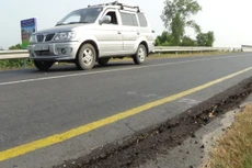 Những vết nứt lớn ăn vào phần thân đường khiến nhiều người lo sợ độ an toàn của tuyến đường hoành tráng này - Ảnh: Bửu Đấu