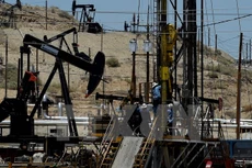 Một cơ sở khai thác dầu khí của Tập đoàn Chevron gần Bakersfield, bang California, Mỹ. (Nguồn: AFP/TTXVN)