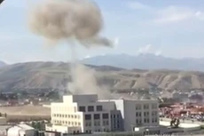 Cột khói bốc lên từ vụ bom xe lao vào đại sứ quán Trung Quốc. Ảnh: Press TV.