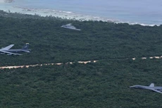 B-1, B-2, B-52 bay thành đội hình trên đảo Guam. Ảnh: USAirforce