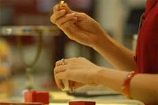 Vàng SJC tăng vọt, thấp hơn giá thế giới gần 1 triệu đồng/lượng