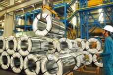 Doanh nghiệp thép trong nước cần tăng cường năng lực sản xuất để cung ứng cho thị trường sản phẩm có giá cả cạnh tranh. Ảnh: Lê Tiên