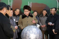 Ông Kim Jong-un trò chuyện với các nhà khoa học hạt nhân Triều Tiên. Ảnh:KCNA.