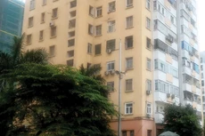 Việc bị lấn chiếm hết không gian và tiện ích khiến khu nhà tái định cư Trung Hòa - Nhân Chính nhếch nhác. Ảnh: Phương Anh