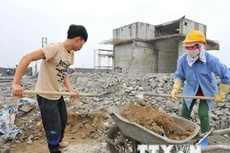 Thực hiện phá dỡ phần công trình xây dựng sai phạm tại tòa nhà 8B Lê Trực vào sáng 6/3 vừa qua. (Ảnh: Minh Đức/ TTXVN)