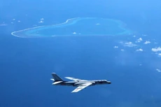 Hình ảnh được cho là oanh tạc cơ H-6K Trung Quốc bay qua bãi cạn Scarborough. Ảnh: Weibo