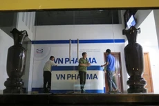 Tổ công tác Bộ Công an khám xét tại công ty VN Pharma. Ảnh: Khánh Trung.