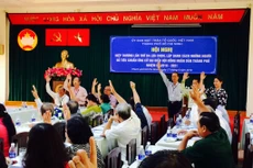 Các đại biểu biểu quyết lựa chọn người đủ tiêu chuẩn ứng cử đại biểu HĐND TPHCM nhiệm kỳ 2016 – 2021