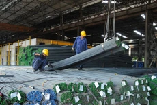 Hiện giá thép bán lẻ trên thị trường đã về mức 11.000 - 11.500 đồng/kg, thấp hơn 15% so với thời điểm cuối tháng 3.