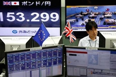 Một nhà giao dịch tiền tệ ở Tokyo theo dõi kết quả cuộc trưng cầu dân ý ở Anh hôm 24/6. Màn hình bên trái hiển thị tỷ giá đồng Bảng Anh so với Yên Nhật - Ảnh: Reuters/CNBC.