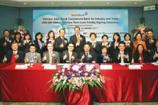 Đại diện của VietinBank với 18 ngân hàng quốc tế lớn và uy tín ký kết hợp đồng