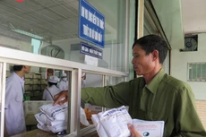 Tại Bệnh viện Y học cổ truyền TP.HCM, dược liệu và các vị thuốc vẫn đang được bán ra hàng ngày cho người bệnh. Ảnh: V.H