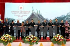 Thủ tướng Lào Thongloun Sisoulith cùng các quan khách tham dự Hội nghị chụp ảnh chung tại lễ khai mạc. (Ảnh: Phạm Kiên/TTXVN)