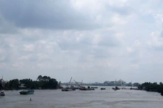 Sà lan vận chuyển vật liệu xây dựng trên sông Đồng Nai. Ảnh: Văn Huyền