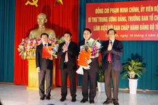 Ủy viên Bộ Chính trị, Trưởng Ban Tổ chức Trung ương Phạm Minh Chính trao quyết định của Bộ Chính trị phân công ông Nguyễn Đắc Vinh, Ủy viên Trung ương Đảng, giữ chức Bí thư Tỉnh ủy Nghệ An