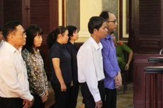 Các bị cáo tại phiên tòa sáng 22-1.