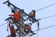 Gói thầu số 06: Xây lắp công trình cấp điện xã Ba Giang, huyện Ba Tơ thuộc Dự án Cấp điện nông thôn tỉnh Quảng Ngãi giai đoạn 2013 – 2020. Ảnh: Lê Tiên