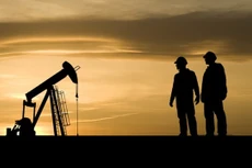 Việc giá dầu giảm sâu trong thời gian qua đã khiến nhiều ngân hàng lớn trên thế giới điều chỉnh giảm dự báo giá dầu năm 2017 - Ảnh: HuffingtonPost.