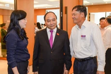 Phó thủ tướng Nguyễn Xuân Phúc trong giờ giải lao bên hành lang Quốc hội.