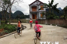 Thực hiện cuộc vận động xây dựng nông thôn mới, nhiều hộ dân đã hiến hàng trăm m2 đất làm đường giao thông. (Ảnh: Quốc Đạt/TTXVN)