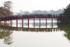 Đền Ngọc Sơn chật cứng người đi lễ đầu năm