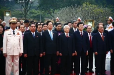 Các vị lãnh đạo Đảng và Nhà nước vào lăng viếng Bác và dâng hoa đài liệt sĩ trước khi vào họp phiên trù bị Đại hội Đảng lần thứ XII - Ảnh: Viễn Sự