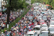 Các tuyến đường quanh sân bay Tân Sơn Nhất thường xuyên rơi vào cảnh ùn tắc. Ảnh: Duy Trần