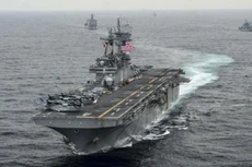 Tàu đổ bộ USS Boxer di chuyển trên biển Nhật Bản trong cuộc tập trận Ssang Yong hồi tháng 3/2016 - Ảnh: Reuters.