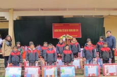 Chương trình trao tặng 639 suất quà Tết cho 63 hộ nghèo và 576 học sinh tại 2 xã nghèo nhất của Bắc Kạn là Đôn Phong (huyện Bạch Thông) và Lãng Ngâm (huyện Ngân Sơn)