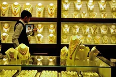 Mỗi ounce vàng hôm qua giảm 1,3% khi đồng đôla Mỹ mạnh lên 2% so với euro, yen. Ảnh: AFP.