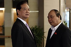 Thủ tướng Nguyễn Tấn Dũng và Phó Thủ tướng Nguyễn Xuân phúc tại hành lang Quốc hội.