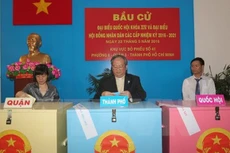 Tổng giám mục Tổng giáo phận Tp.HCM Bùi Văn Đọc bỏ phiếu tại điểm bầu cử khu vực bỏ phiếu số 41, phường 6, quận 3, Tp.HCM - Ảnh: Quang Nhựt/TTXVN.