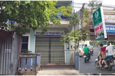 Theo phản ánh của các nhà thầu, có khoảng 10 đối tượng chờ sẵn trước cổng bên mời thầu, dùng bạo lực cướp hồ sơ dự thầu của 5 nhà thầu rồi lên những chiếc xe máy chờ sẵn và bỏ chạy. Ảnh do nhà thầu cung cấp