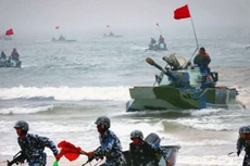 Xe tăng lội nước và lính thủy đánh bộ Trung Quốc trong một cuộc tập trận đổ bộ đánh chiếm đảo tại tỉnh Sơn Đông. Ảnh: SCMP