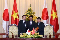Bộ trưởng Nguyễn Chí Dũng và Bộ trưởng Fumio Kishida ký Công hàm trao đổi ODA. Ảnh: N.Minh