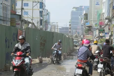 Tại đường Bạch Đằng quận Tân Bình, gần 3 năm nay, người dân đã chịu cảnh sống chung với bụi bẩn, nước bẩn. Ảnh: Lê Tiên