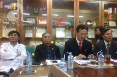 Ban lãnh đạo Bệnh viện Bạch Mai tham gia cuộc họp báo.